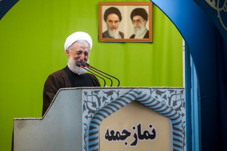 حوزه های علمیه بیمارستان های اخلاقی هستند- فرزندانتان را تشویق کنید تا به حوزه علمیه بروند از هر چند فرزند یکی را به حوزه علمیه بفرستید؛ در آن صورت جامعه ما با فساد و بی اخلاقی تهدید نمی شود.