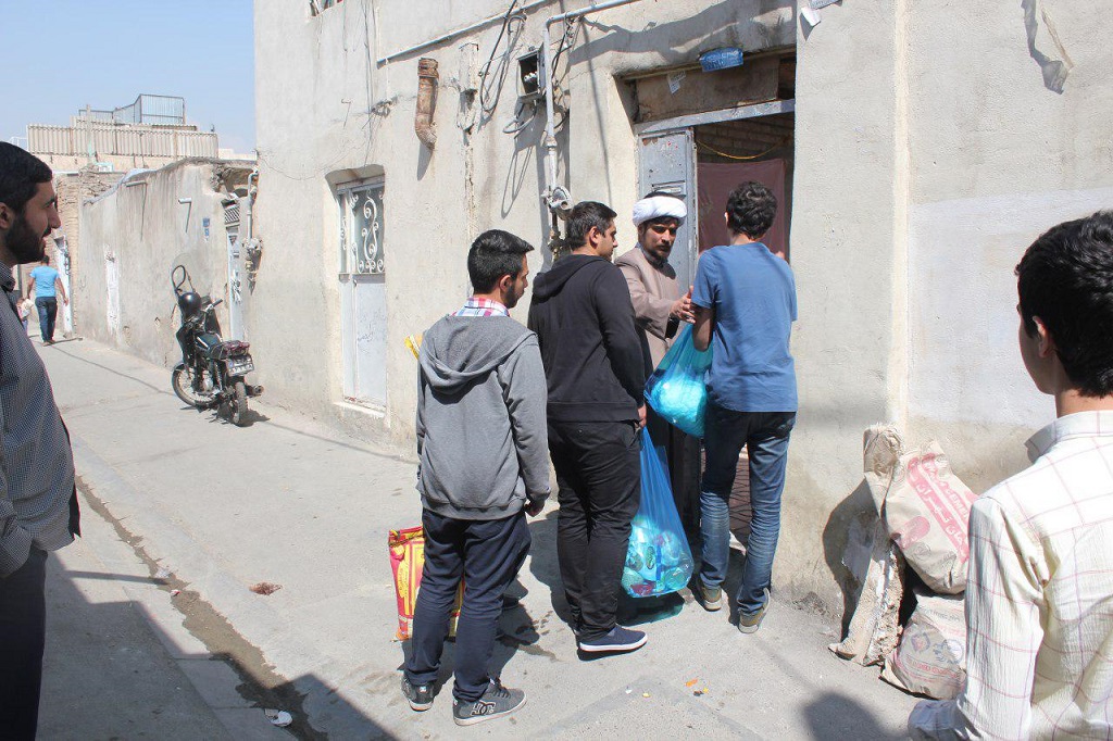 به همت مبلغان و دانش آموزان خیر صورت گرفت: توزیع بیش از ۲ هزار جفت کفش بین دانش آموزان نیازمند- تحویل بسته‌های عیدانه به خانوارهای محروم محله «هرندی»