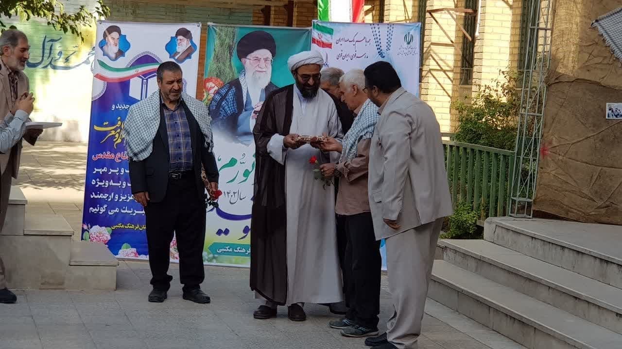 مدیر حوزه علمیه استان تهران زنگ مدرسه را نواخت