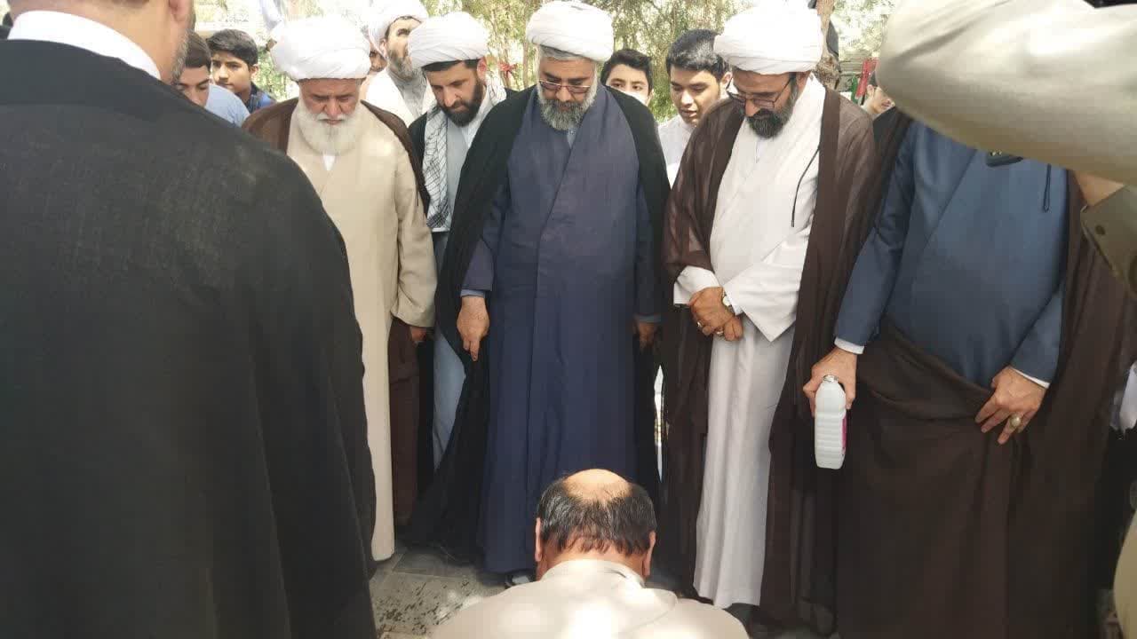 فیلم | تجدید عهد و پیمان طلاب و روحانیون تهران با شهدا