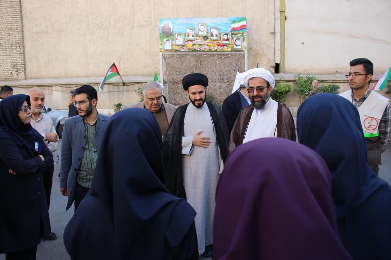 در روز میلاد حضرت زینب (س) و روز پرستار مدیر حوزه علمیه تهران از پرستاران تقدیر کرد.