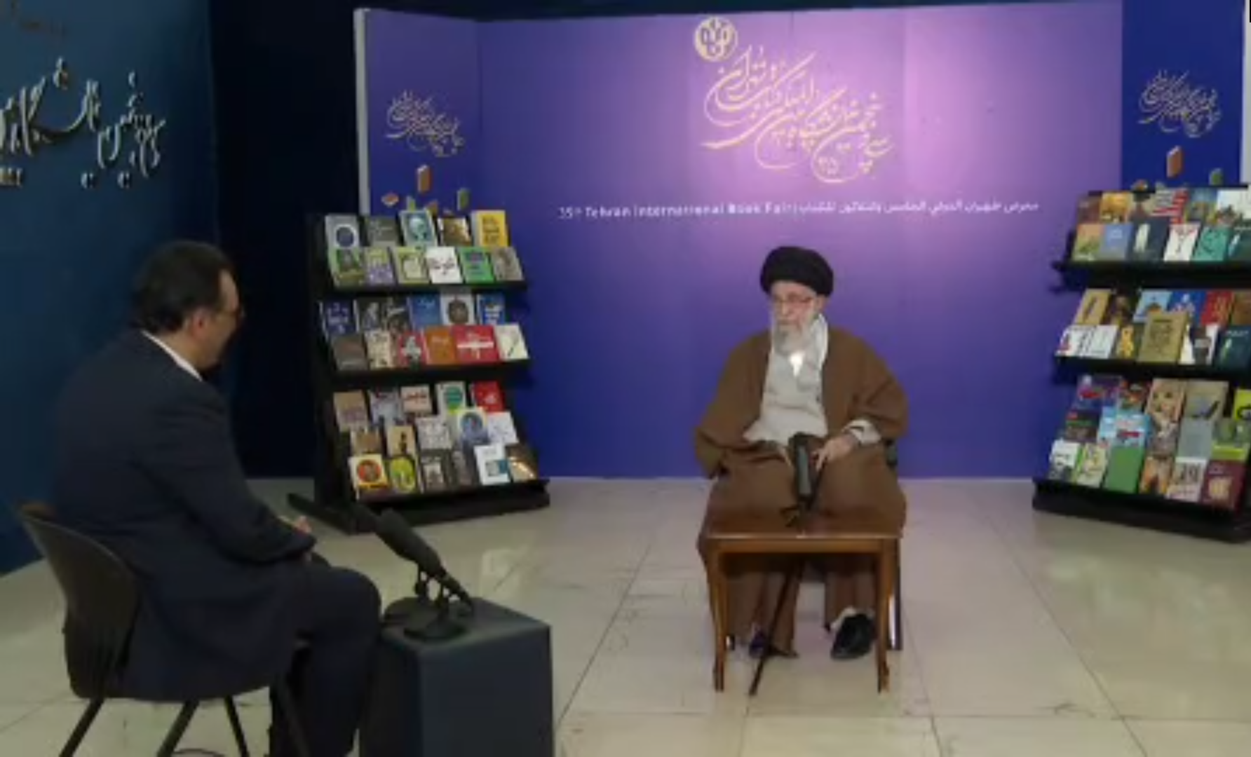  فیلم کامل | گفتگوی رهبر انقلاب با خبرنگار صداوسیما در نمایشگاه کتاب تهران