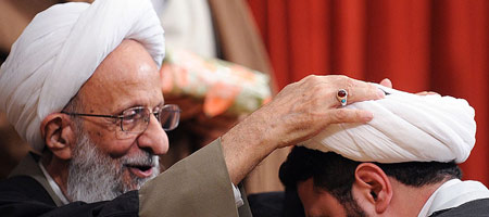 جشن عمامه گذاری جمعی از طلاب مدرسه علمیه امام خمینی(ره) ازگل تهران در روز مبعث
