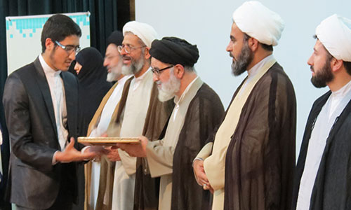 اهداء جوایز به راه یافتگان مرحله تفضیلی چهارمین دوره جشنواره علامه حلی